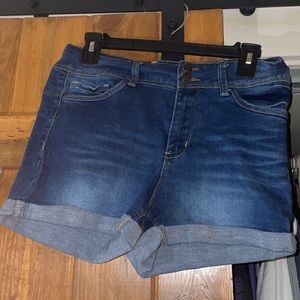 Wax Jean Shorts Size Medium 💙